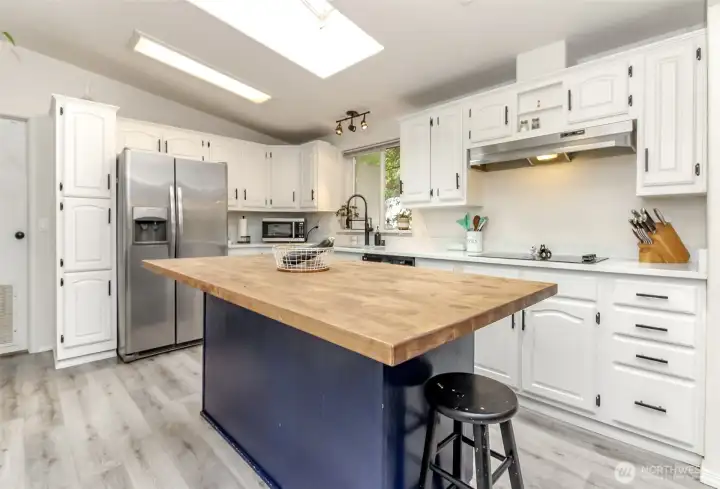 Perfect kitchen for holiday entertaining and preparing large meals for the whole crowd!