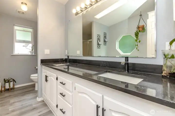 primary 5 piece bathroom suite