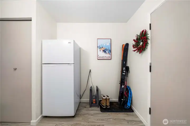 Flexible alcove with potential for a bunk bed setup, adding extra sleeping space while maximizing functionality—ideal for ski weekends and guests at Alpental.