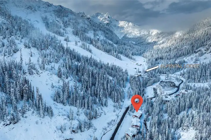 Aerial view highlighting the studio’s prime location—less than a 10-minute walk to Alpental Lodge, offering quick and easy access to lifts, dining, and après-ski.