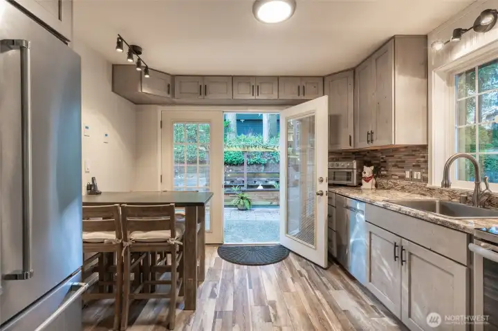 Kitchen table to stay