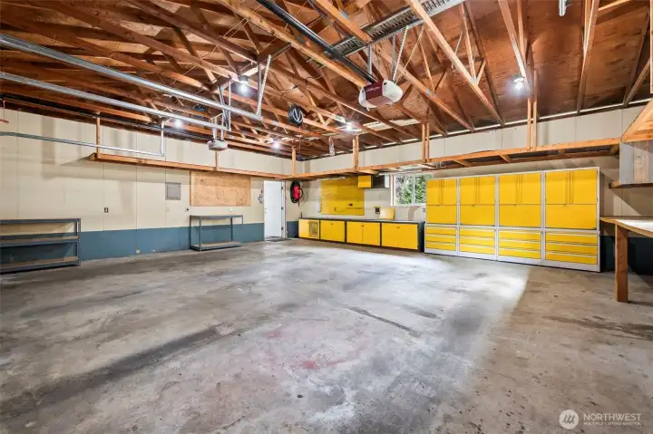 Attached 780 sqft 2-car garage