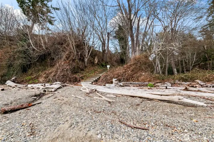 Lounge on the beach and enjoy a campfire or bbq or go kayaking, SUP or boating!