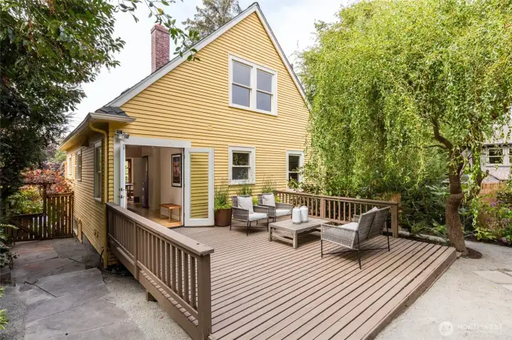 Photos from the previous listing when the willow and garden were in full bloom in the summer!