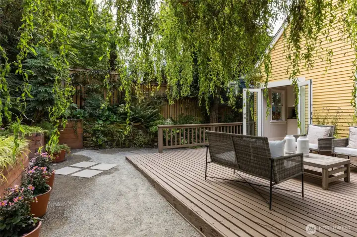 Photos from the previous listing when the willow and garden were in full bloom in the summer!