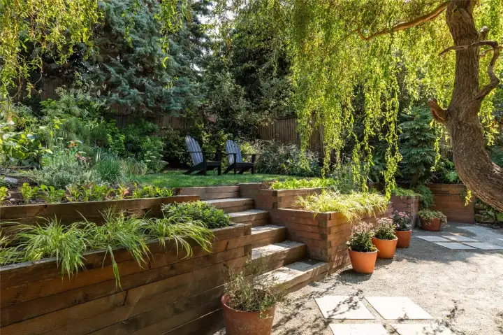 Photos from the previous listing when the willow and garden were in full bloom in the summer!