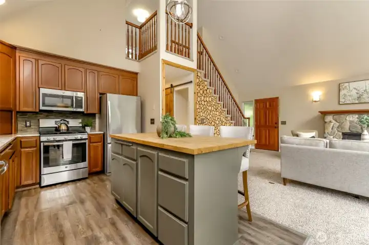 Stainless steel appliances and all appliances stay including washer and dryer on the lower level.