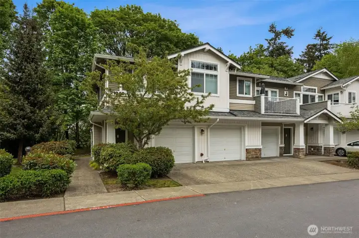 Welcome home to this desirable end-unit, top-floor condo offering comfort and convenience.
