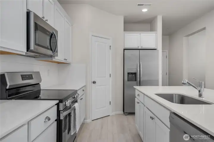Walk-in Pantry & Stainless Steel Appliances