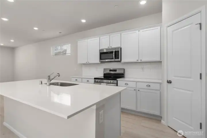 Quartz Countertops & Stylish Subway Tile