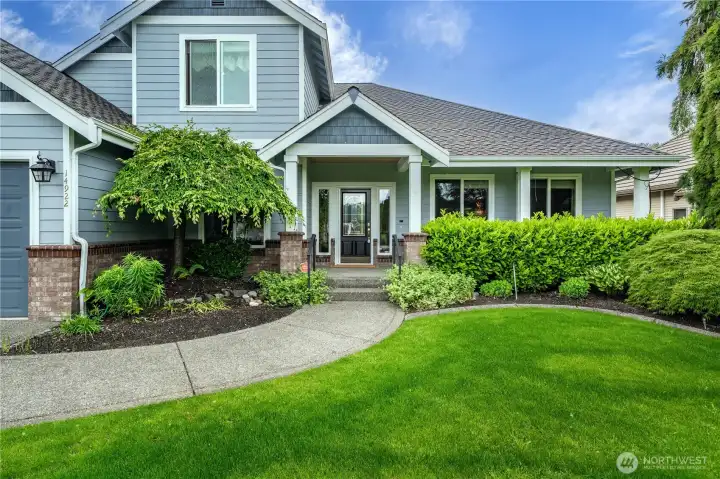 Custom-built 3,205sqft 2-story home w/views of Mount Rainier.