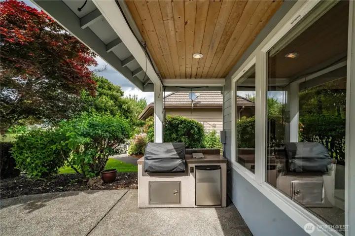 Built-in outdoor grill, perfect for entertaining and outdoor dining.