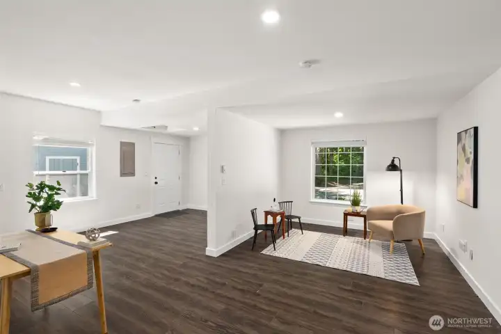 Bonus room ideal to home office, media, playroom and guest retreat