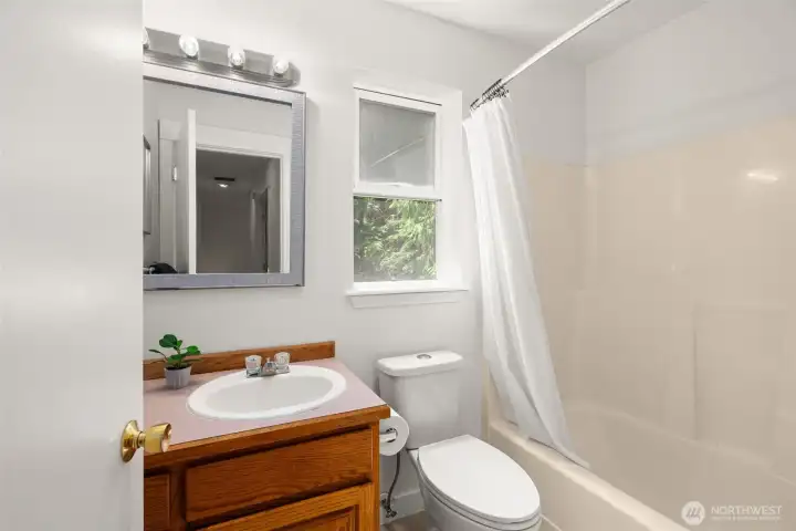 Full guest bath serving other bedrooms