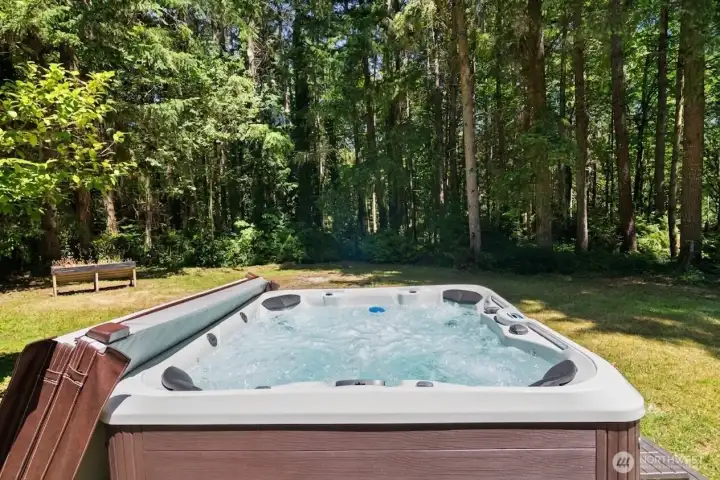 Large well maintained hot tub (new 2023)