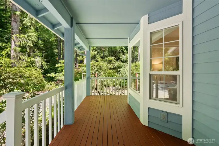 Covered entryway porch