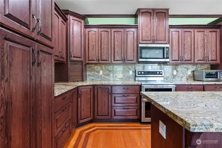 Emmaculate kitchen with granite countertops and backsplash!