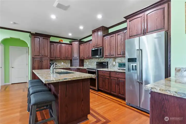 Emmaculate kitchen with granite countertops and backsplash!