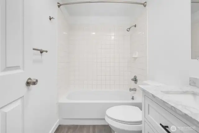 Full bath (Guest)