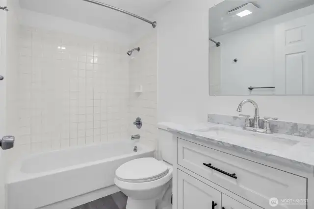 Full bath (Guest)