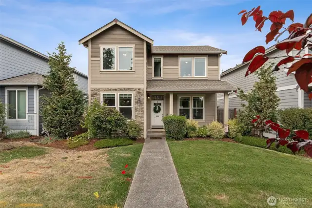 Front view of home, I LOVE the stone accents!