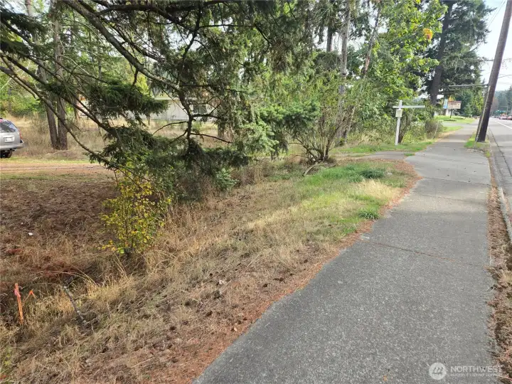 this lot has it's own driveway into it by the sign. See survey corner in bottom left of picture.
