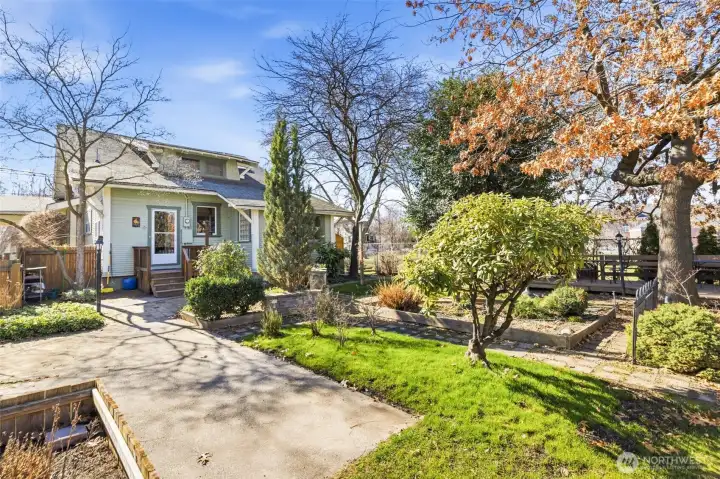 Fully-fenced back yard