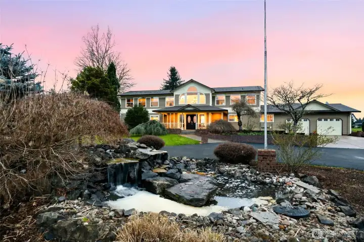 Water feature on circular private driveway