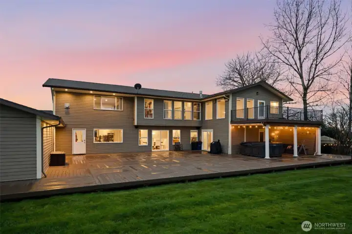 Oversized courtyard hot tub /sauna area