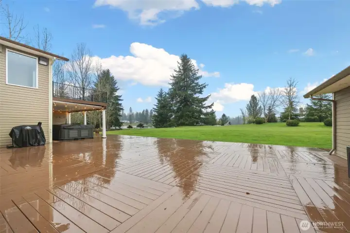 Oversized courtyard overlooking the lake