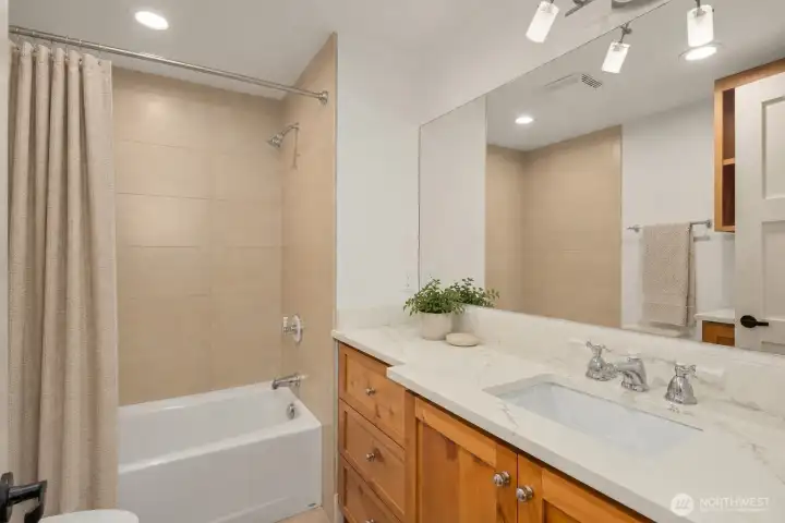 Private attached bath to guest room