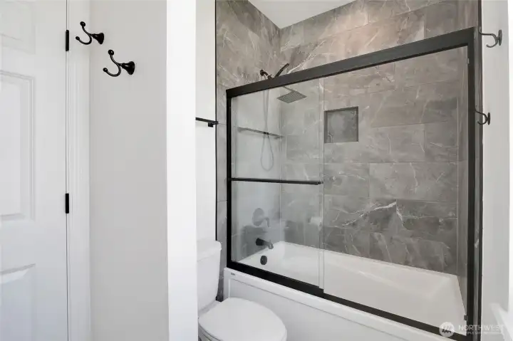 Bathroom with tub/shower combination and modern fixture finishes