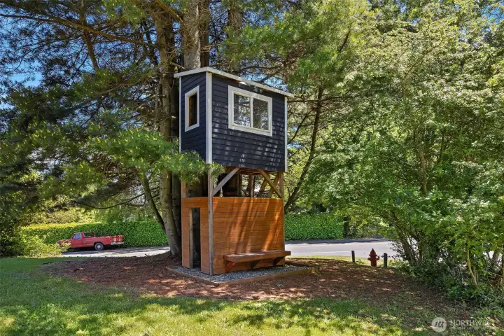 It’s an engineer’s treehouse! Custom and solidly built It’s an engineer’s treehouse! Custom and solidly built