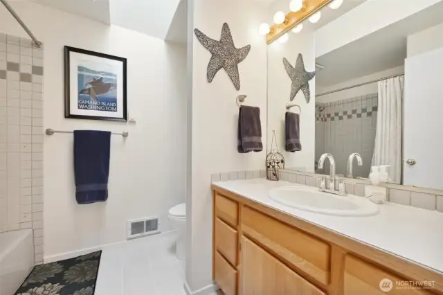 Full bathroom perfect for bedroom number 2 and 3!