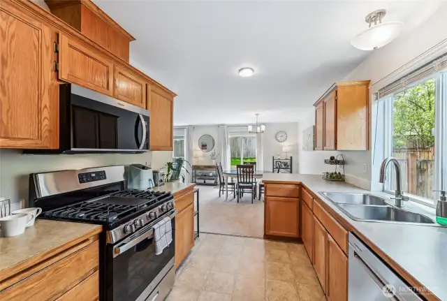You will love cooking in this roomy kitchen with new gas range and microwave.
