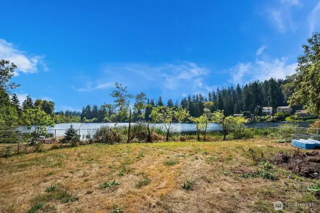 Another view of the lot and Lake Boren.