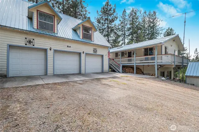 Huge 3 Car Garage with 2 BR Guest Suite