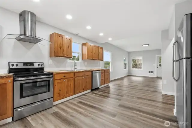 What a great kitchen with so much space for meal prep.
