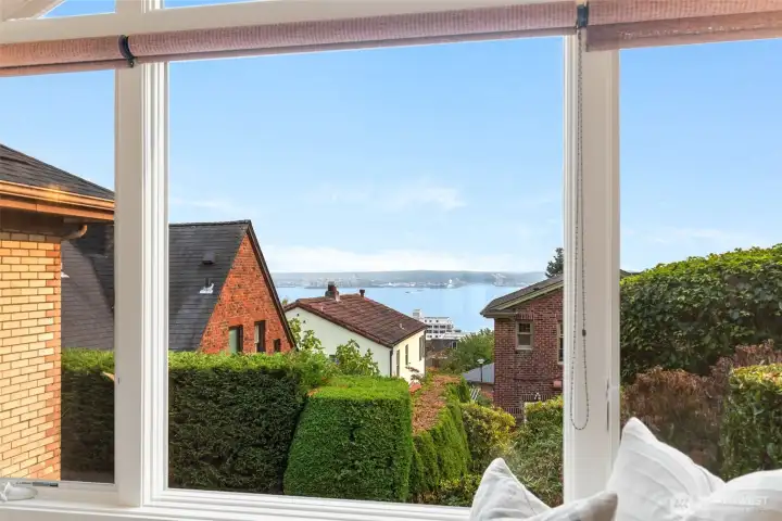 This house is set up high, for more light and view and a nice feeling of privacy.