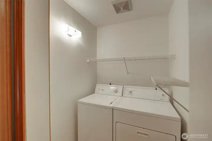 Enjoy the separate utility Room, close the door and keep this space out of sight.