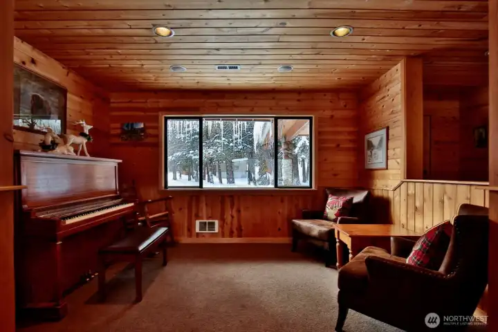 Additional flex space offering a quiet escape for guests—ideal for reading, music, or relaxation.