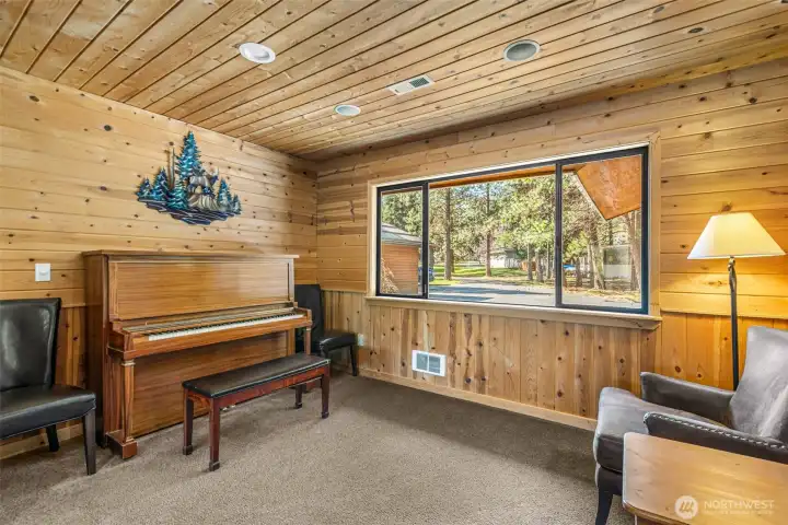 Additional flex space offering a quiet escape for guests—ideal for reading, music, or relaxation.