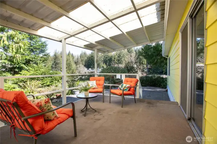 Covered all-season deck for your enjoyment!