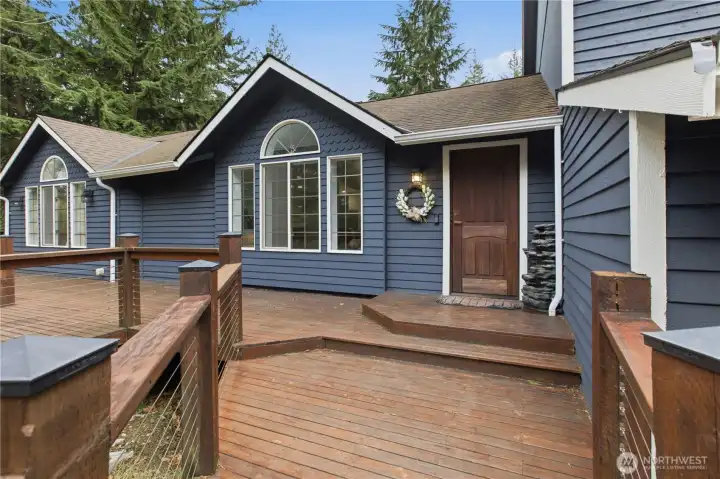 Large deck to enjoy the privacy