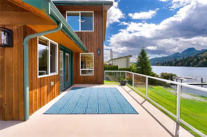Large deck to enjoy the lake views