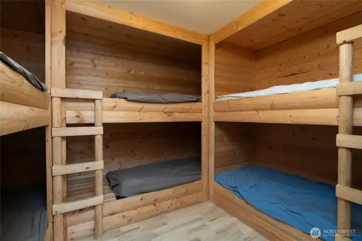 Amazing bunk room with 8 beds