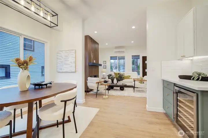 Diningroom is open to the kitchen and the livingroom