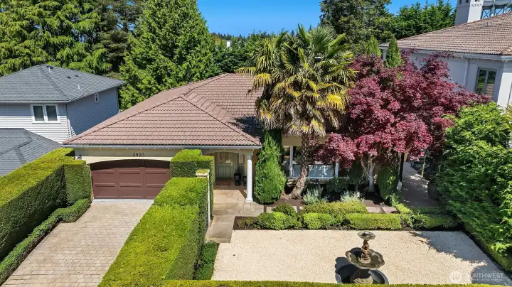 Attached 2 car garage and ample street parking is so convenient.