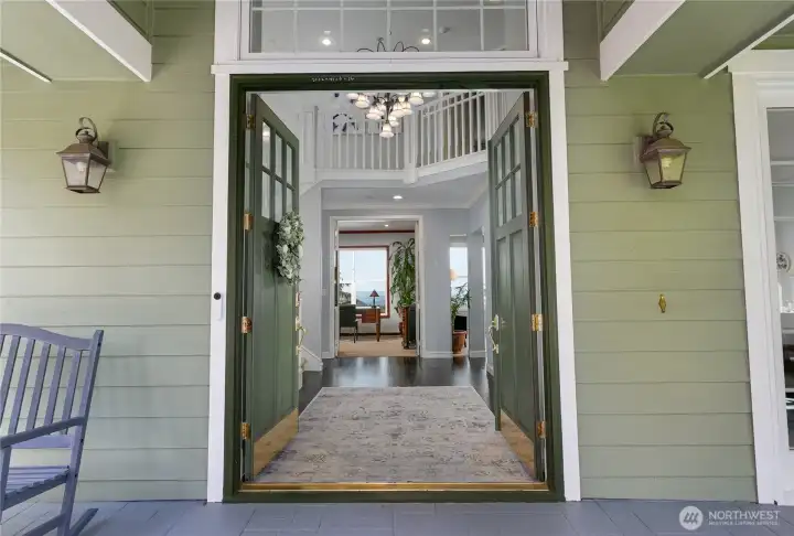 Grand entryway into foyer
