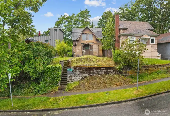 Staircase and retaining wall make the front yard more private
